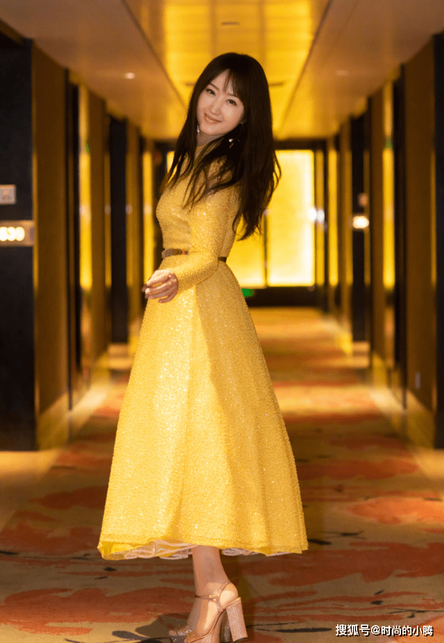 元素 被杨钰莹好气质惊艳！穿格纹衬衫配半身裙优雅迷人，太减龄了