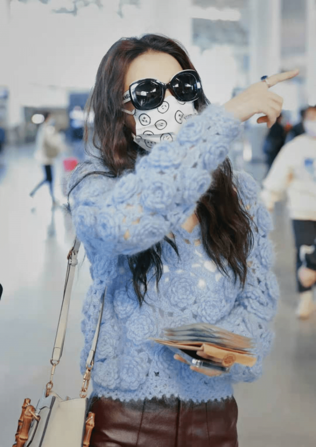 毛衣 徐璐的身材和气质真好，穿绿色小西装搭配牛仔裤，高级又时髦！