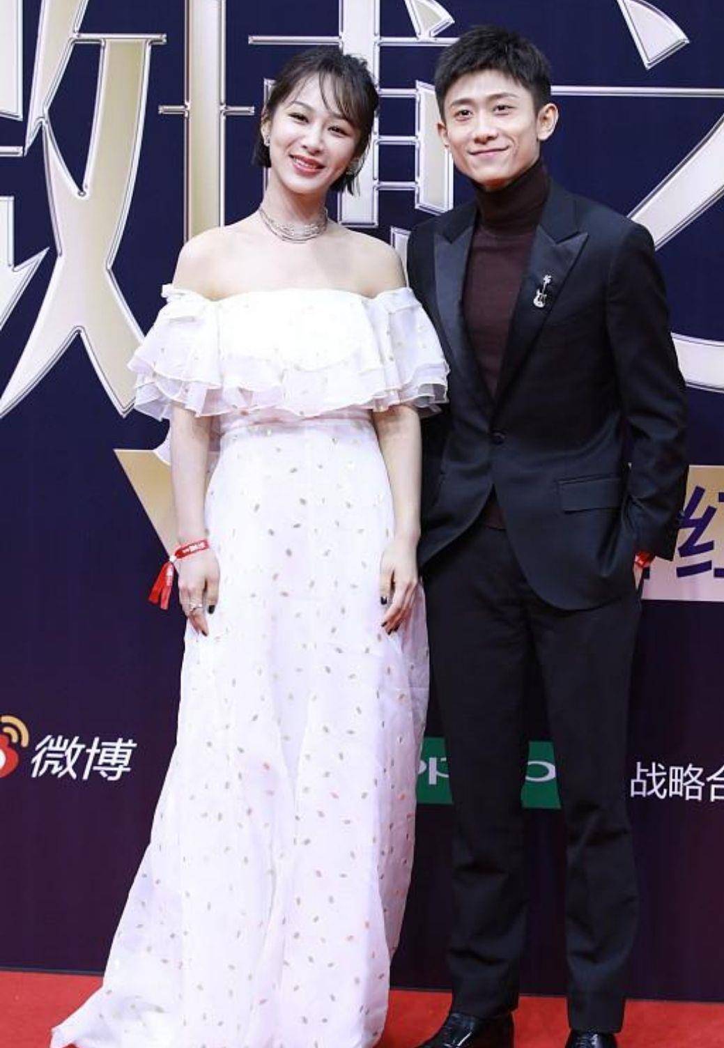 时尚 杨紫的少女感真强，和小4岁的关晓彤同框合影，却反而更加显嫩