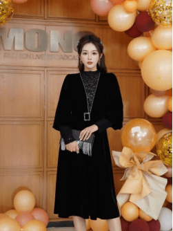 傲人 李成敏难得保守一次，修身黑裙搭小外套包裹严实，挡不住傲人曲线