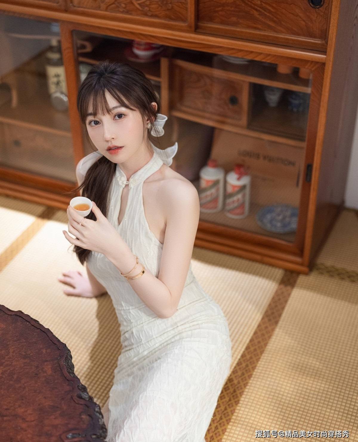 波浪 改良版的旗袍连衣裙，修身的版型开叉的设计，展现女性优雅的身姿