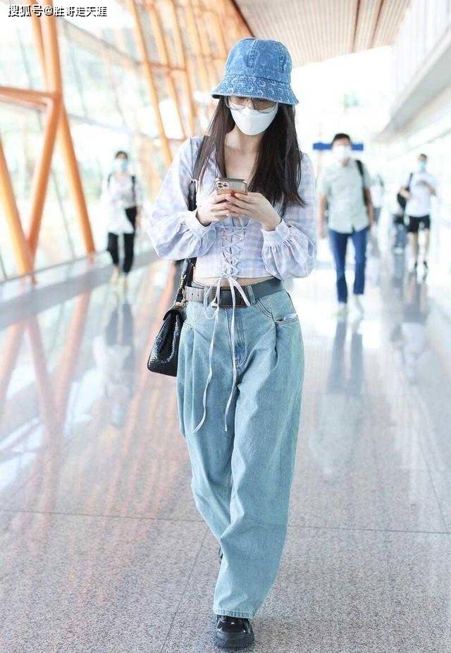 黄圣依 “阔太”黄圣依真赶时髦,穿束腰衬衫配阔腿牛仔裤,嫩成00后
