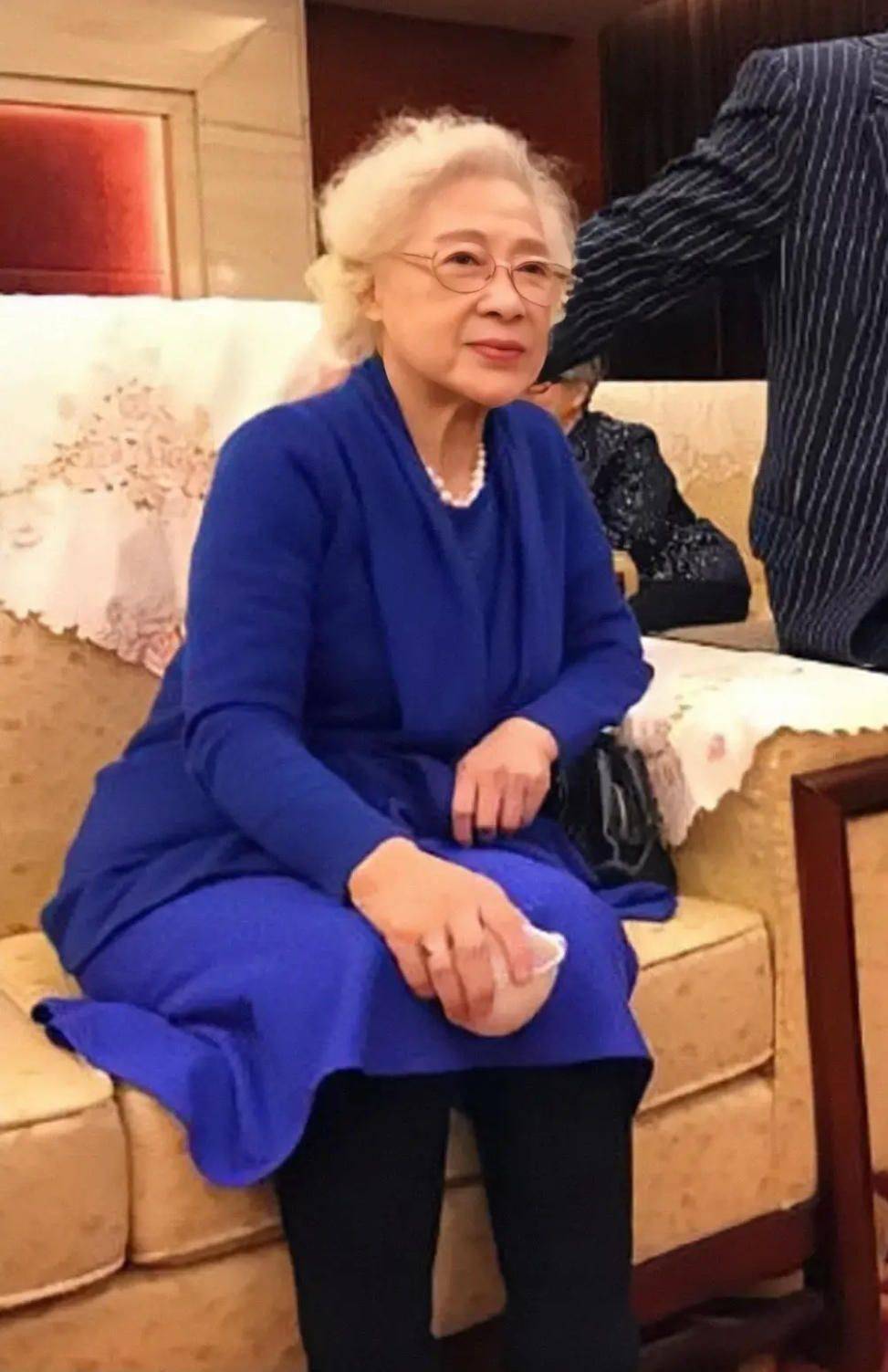 秦怡 99岁秦怡同框94岁卢燕，两人一头白发依然优雅精致，美了一辈子