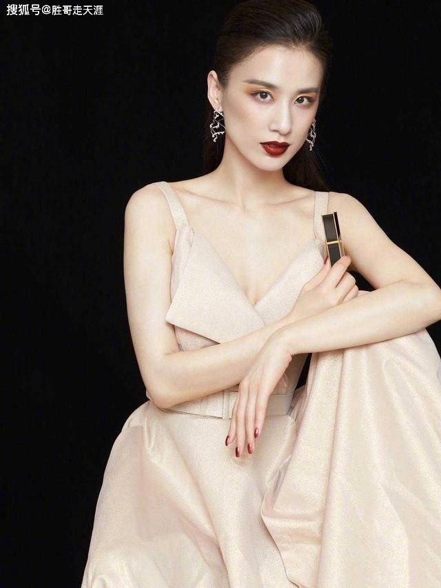 黄圣依 “阔太”黄圣依真赶时髦,穿束腰衬衫配阔腿牛仔裤,嫩成00后