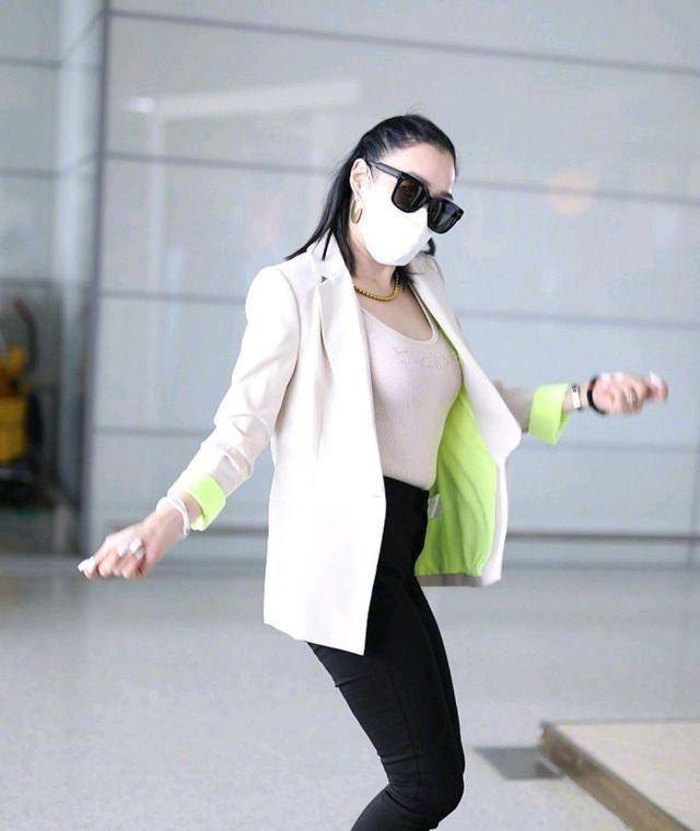 设计 钟丽缇一身潮装现身机场,西装混搭牛仔上身,比年轻人都还敢穿