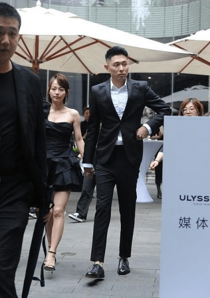 短裙 张嘉倪:与老公买超手拉手,穿A字单户黑短裙好迷人,真羡煞旁人