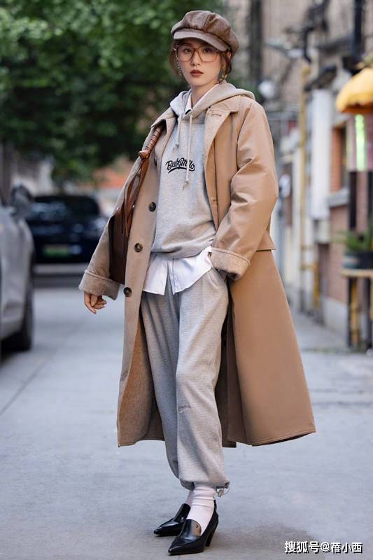 藏蓝色 刘诗诗彻底换风格了，穿卡其色风衣配连帽卫衣，连气质都变洋气了