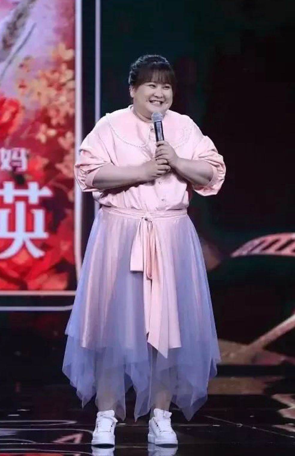 骨子里 贾玲胖得很坦荡,把仙气纱裙穿出“围裙”的感觉,骨子里依然自信