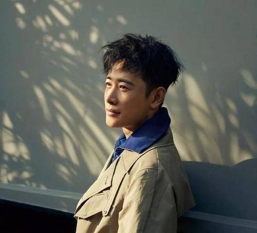 中性 唐嫣放飞自我玩转中性风Look,罗晋“妇唱夫随”风尚大片好接地气