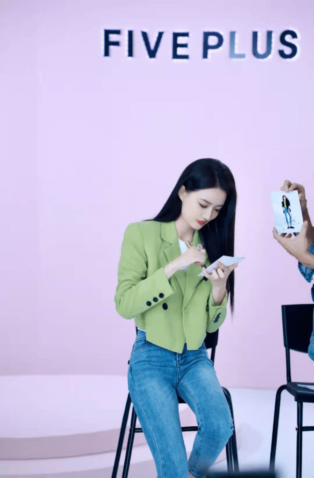 毛衣 徐璐的身材和气质真好，穿绿色小西装搭配牛仔裤，高级又时髦！