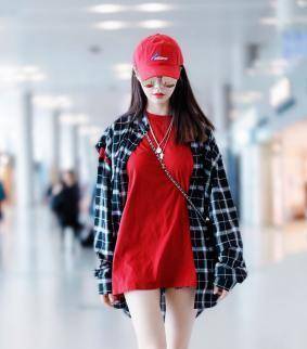 血色 沈梦辰玩下衣失踪秀“筷子腿”,穿衬衣超短热裤很性感,我酸了