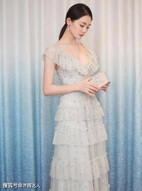 马尾 郑恺老婆苗苗长相清秀，穿红色连衣裙配低马尾，美得让人心动