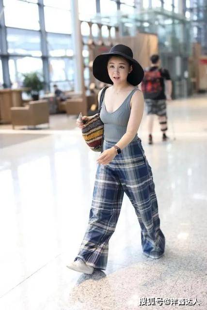 下半身 李小萌瘦下来真惊艳，穿斜肩衬衫配腰封好高级，齐肩短发太减龄