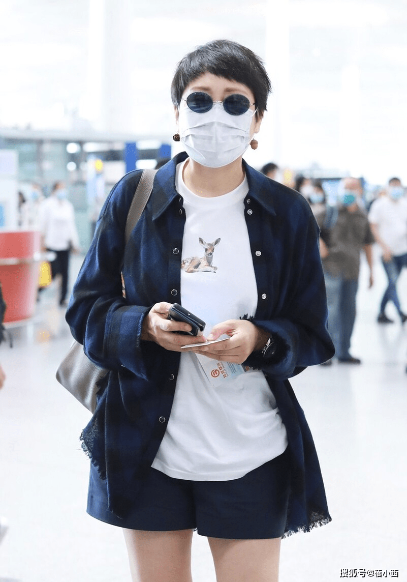 黑色 “国民婆婆”张凯丽气质无敌了,穿衬衫配短裤走机场,秀出豆腐腿