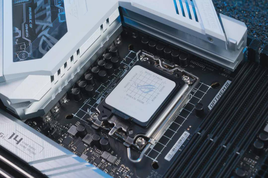 玩家|潮品装甲引领全新战斗形态 ROG STRIX Z690吹雪主板降临