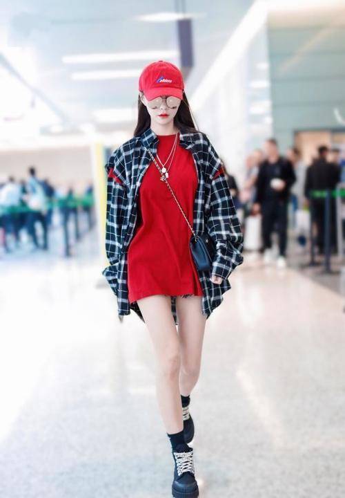 血色 沈梦辰玩下衣失踪秀“筷子腿”,穿衬衣超短热裤很性感,我酸了