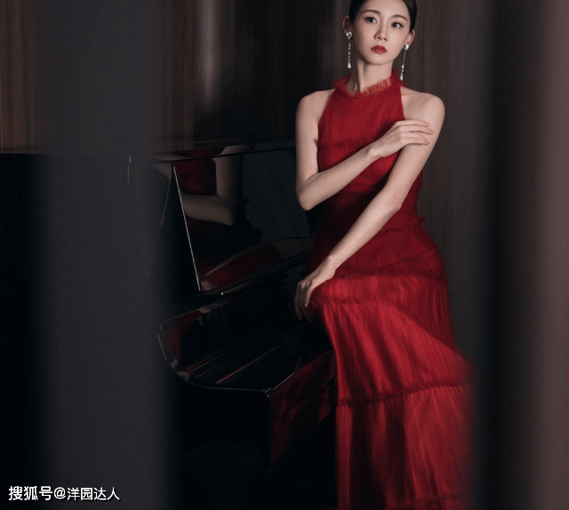 马尾 郑恺老婆苗苗长相清秀，穿红色连衣裙配低马尾，美得让人心动