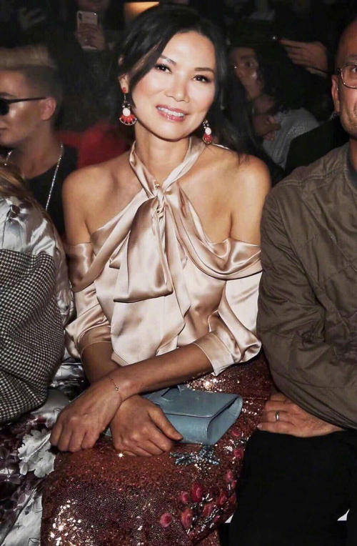 身材 邓文迪真是“女强人”的代表，穿橘色树叶裙走红毯，阔气感十足！