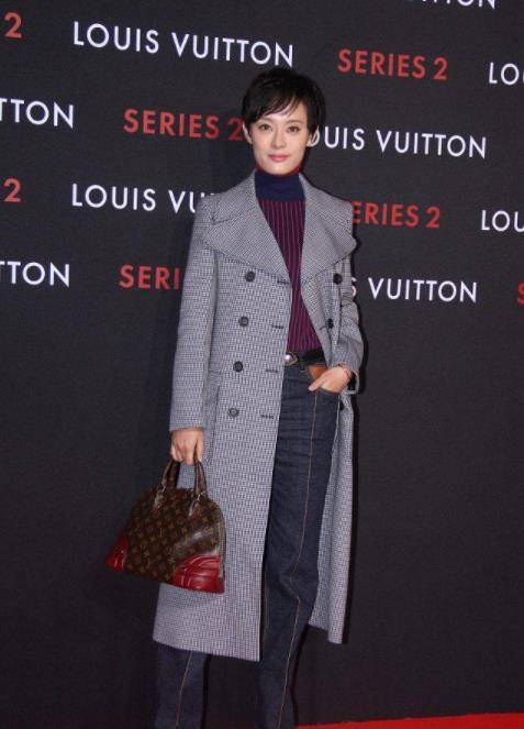 关键 孙俪的气质真是不虚，出席活动就穿个牛仔裤，关键还能hold住全场