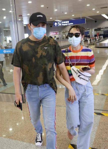 青春 伊能静牵老公现身机场,卷发配牛仔裤青春减龄,两人看不出年龄差