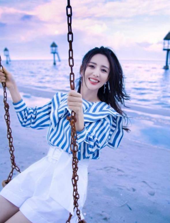 佟丽娅 佟丽娅卡通毛衣配短裙游玩环球影城，元气满满，“扮嫩”有一手