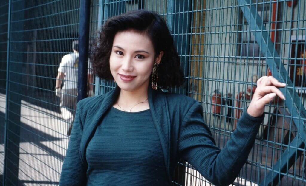 文雪儿一家四口出席婚礼,俩女儿美貌出众,学霸长女已出道当艺人_发展