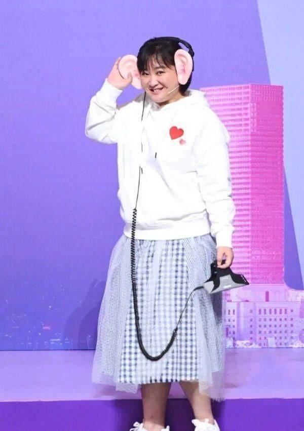 骨子里 贾玲胖得很坦荡,把仙气纱裙穿出“围裙”的感觉,骨子里依然自信