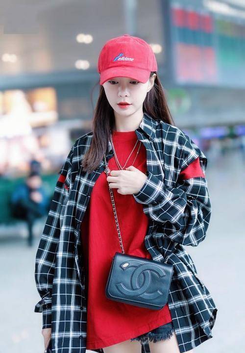 血色 沈梦辰玩下衣失踪秀“筷子腿”,穿衬衣超短热裤很性感,我酸了