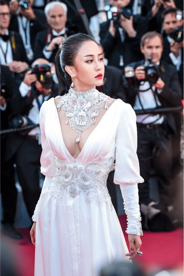 设计 母其弥雅的叠穿挺难懂，在裙子里面套裤子，造型“奇特”却不难看