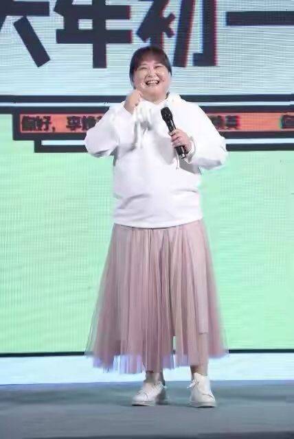 骨子里 贾玲胖得很坦荡,把仙气纱裙穿出“围裙”的感觉,骨子里依然自信