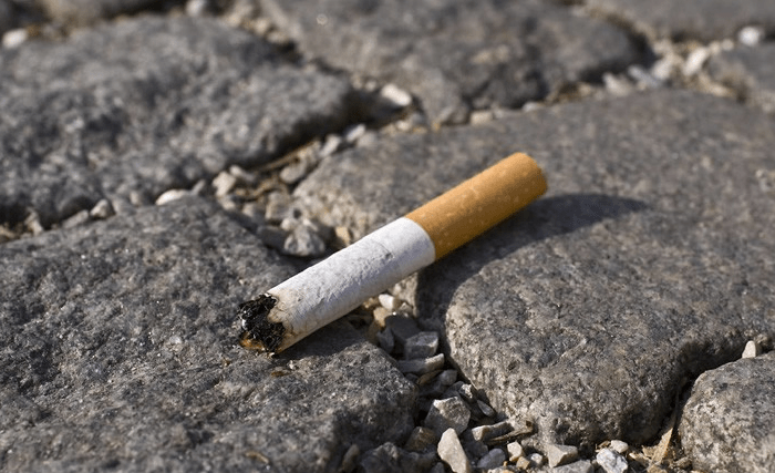 小伙子|烟头还能卖钱？国外男子靠捡烟头赚钱！捡到的“烟头”能做啥呢？