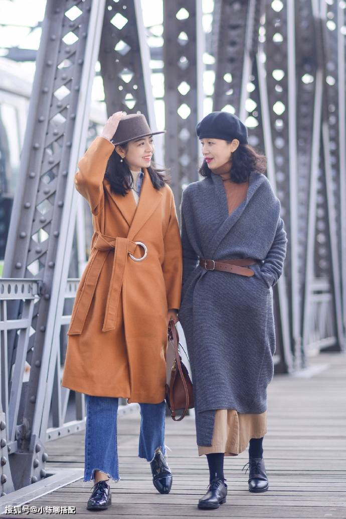 颜色 60岁妈妈比女儿会穿,秋天“大衣+毛衣”,越老越洋气优雅