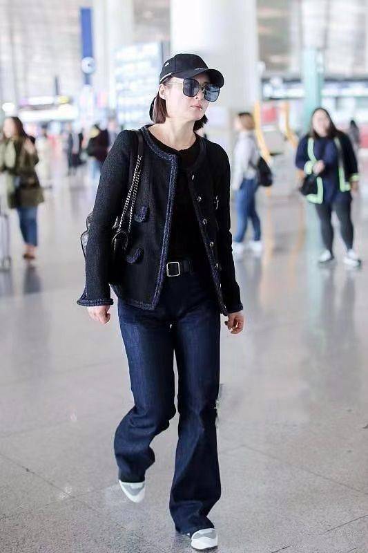 一身 陈建斌两口子走机场,蒋勤勤穿一身黑好显嫩,站一起不像只差5岁