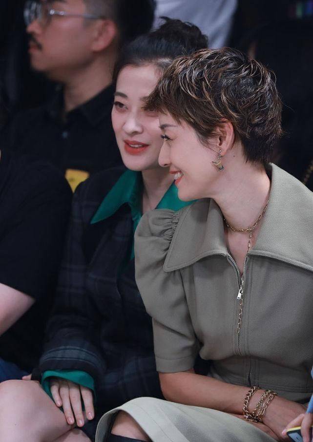 整体 梅婷167身高就是自信，马伊琍穿10cm高跟看秀，她踩双球鞋就去了