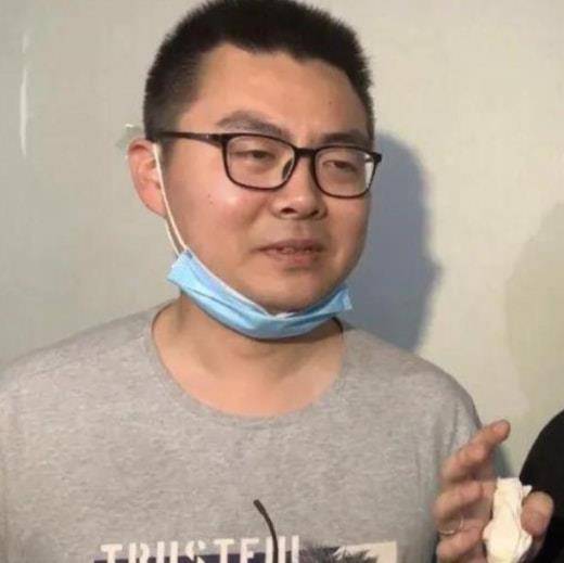 杜新枝邻居透露,郭威并未入郭家"族谱",从小就穿破旧衣服