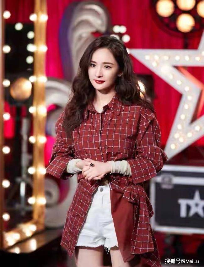 杨幂 杨幂上演“长腿杀”，格子私服穿搭太难拒