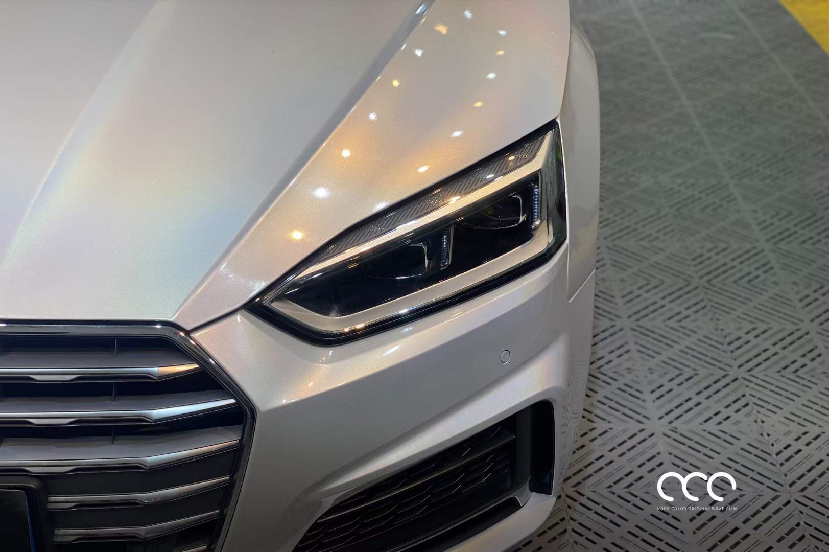 奥迪汽车漫彩改色膜镭射水晶白