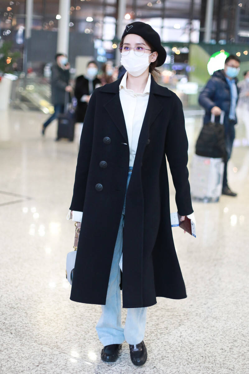 西裤 刘诗诗当妈后“胖不少”，绑腰带都看不出腰身，小露香肩还是迷人