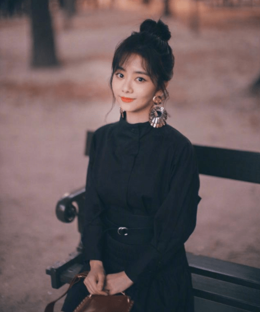 黑色 “学生妹”谭松韵,158的个子,却能穿出高个子的既视感
