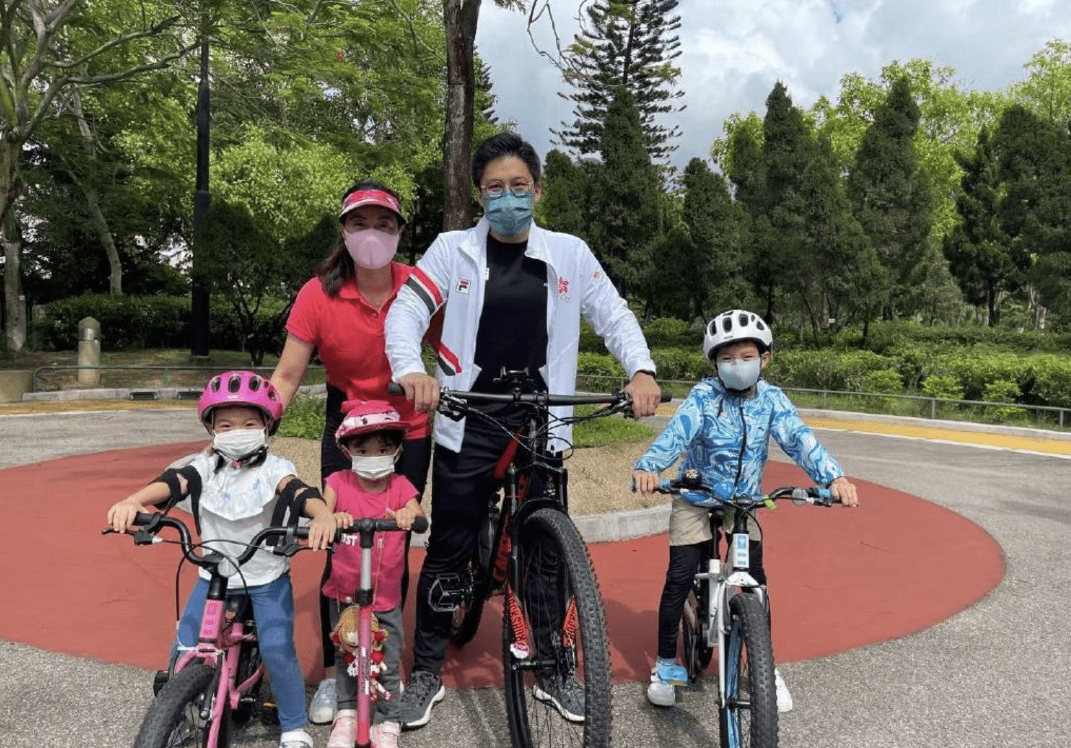 生活|郭晶晶再解锁新身份，和霍启刚参加亲子活动，俯身关心儿子好温柔