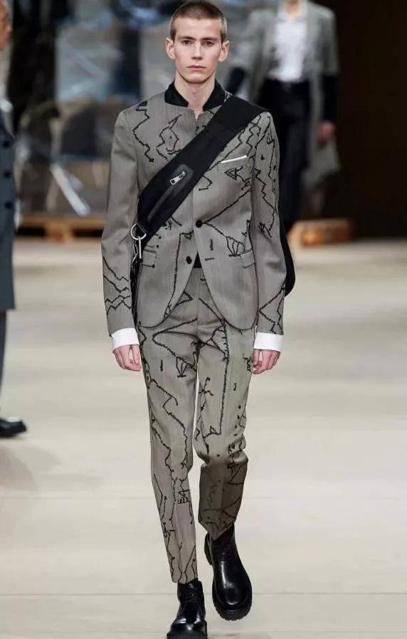 西装 男人出门,最好少穿这3种“鞋子”,不仅廉价,上身还很掉价