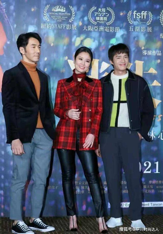 场合 林心如无滤镜显憔悴，西装配薄纱裙挡不住大妈感，44岁太真实