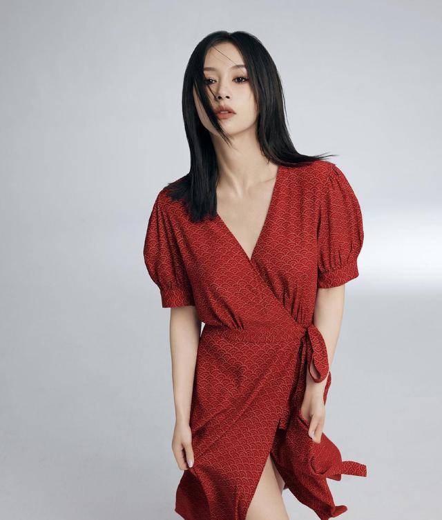 好身材 王子文真是小个子超模，穿连体裤秀出完美二八比例，时髦大气