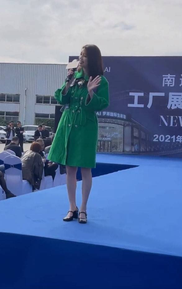 商演 50岁洪欣还在拼事业，室外商演光腿穿大衣，细腿在同龄人中少见