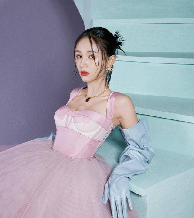 好身材 王子文真是小个子超模，穿连体裤秀出完美二八比例，时髦大气