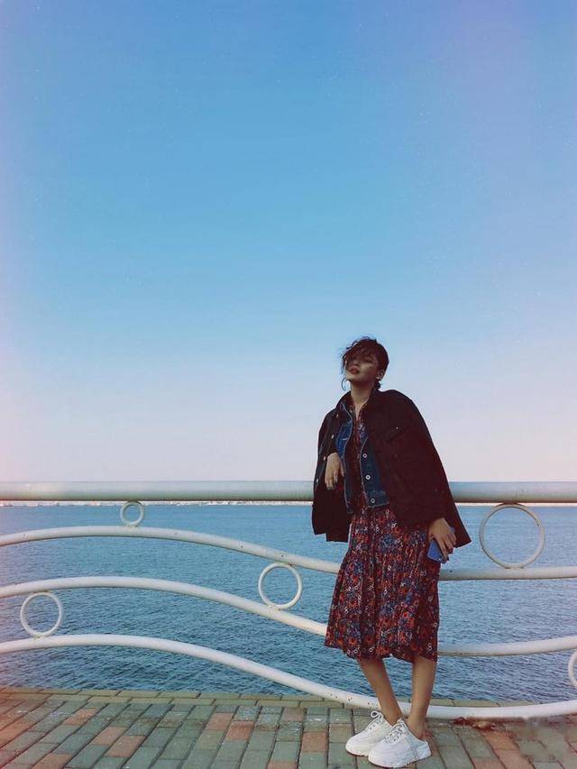 好身材 辛芷蕾真会玩，穿碎花裙得搭两件外套，不仅不土反而更有时尚感