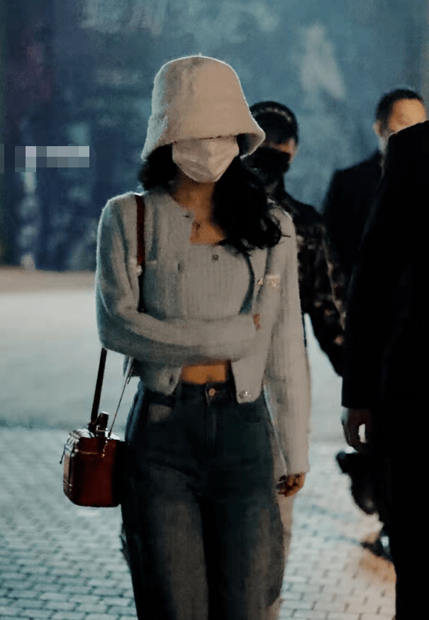 亮点 赵丽颖为了美太拼！深夜下班露肚脐不怕寒风吹，戴贝雷帽美貌开挂