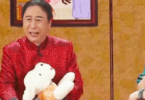 冯巩|冯巩不愧是老艺术家，大早上为环卫工人送早餐，态度亲和接地气