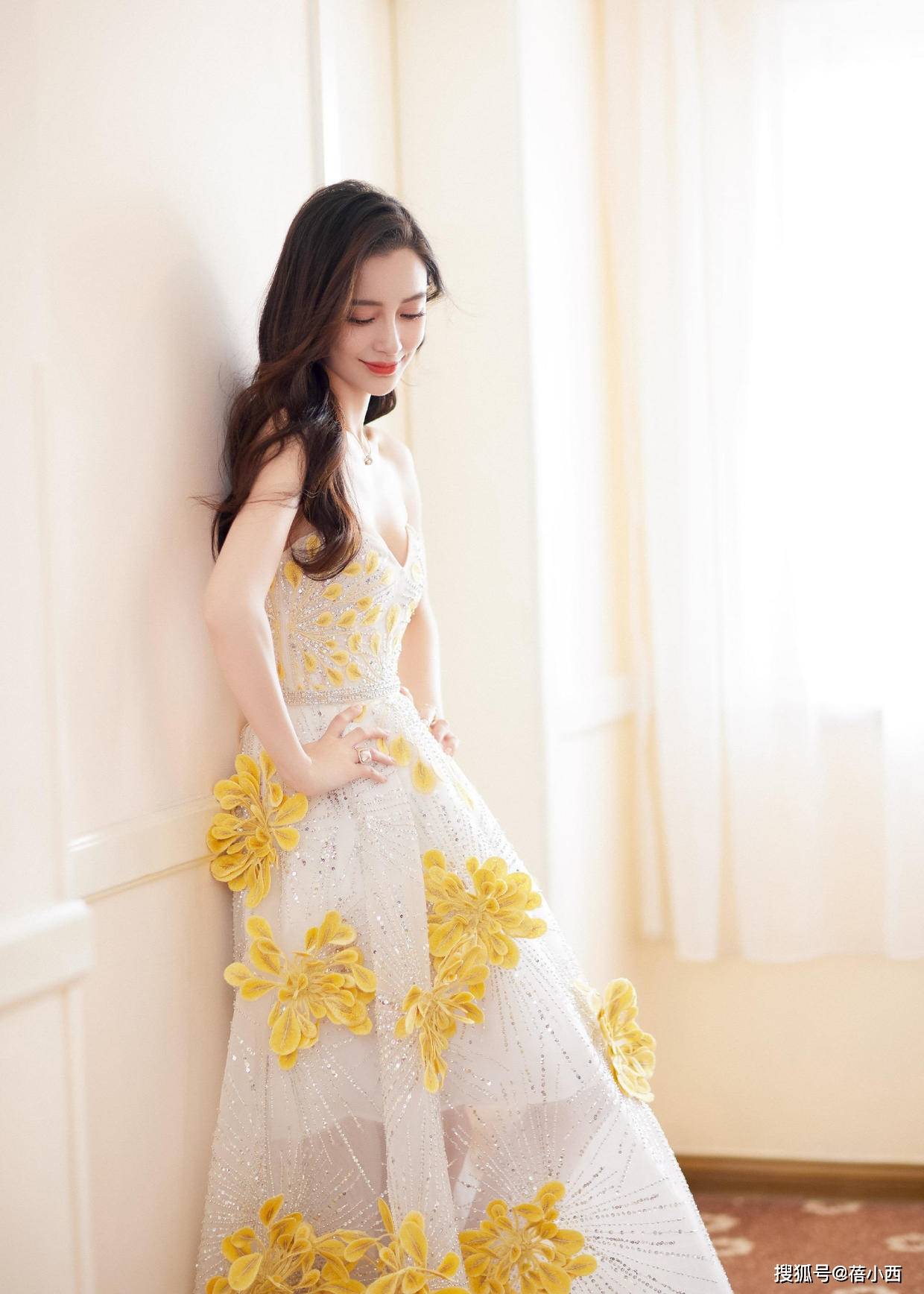黑色 Angelababy不愧是“颜值天花板”，穿镂空上衣配短裙，身材太吸睛