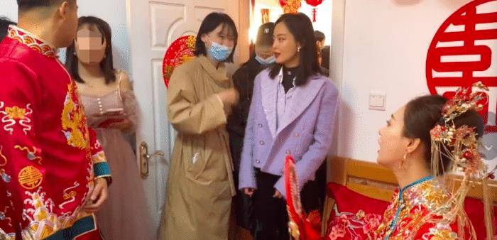 什么|辛芷蕾打扮低调回老家，参加弟弟婚礼，现场一片温馨。